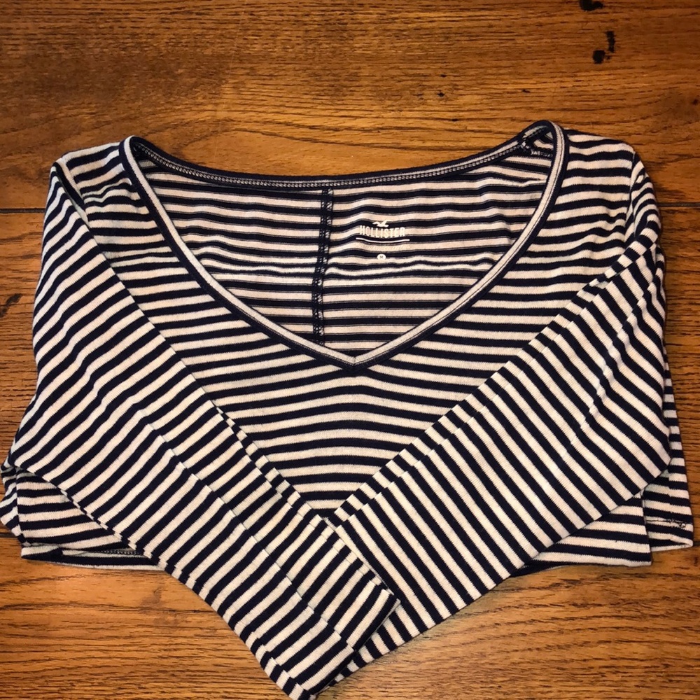 V-neck navy/white striped long sleeve
